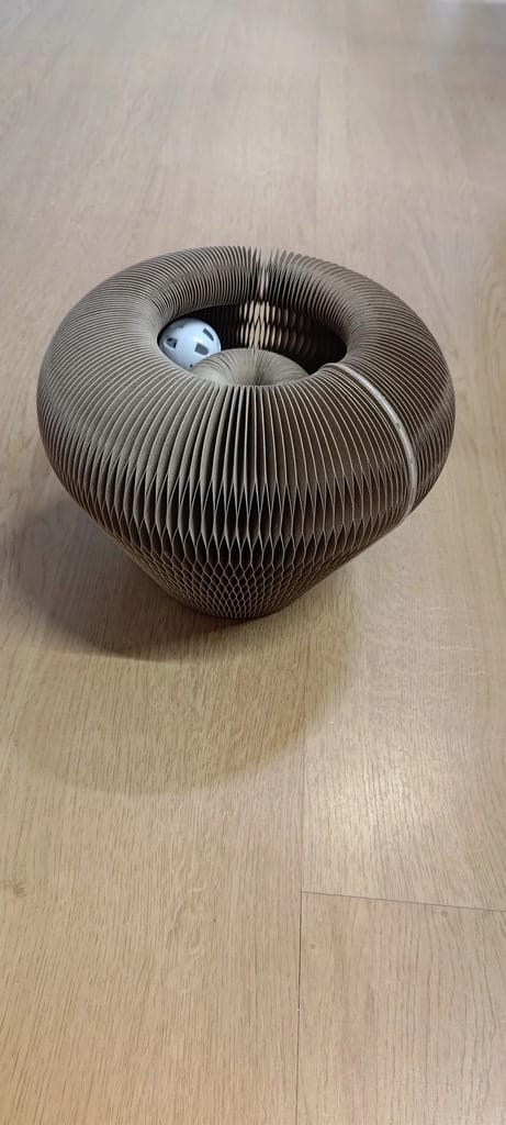 ZOLUX CHATOUILLE Zusammenklappbares 4-in-1-Katzenkratzbrett in Pfotenform mit Ball und Katzenminze – Bild 6