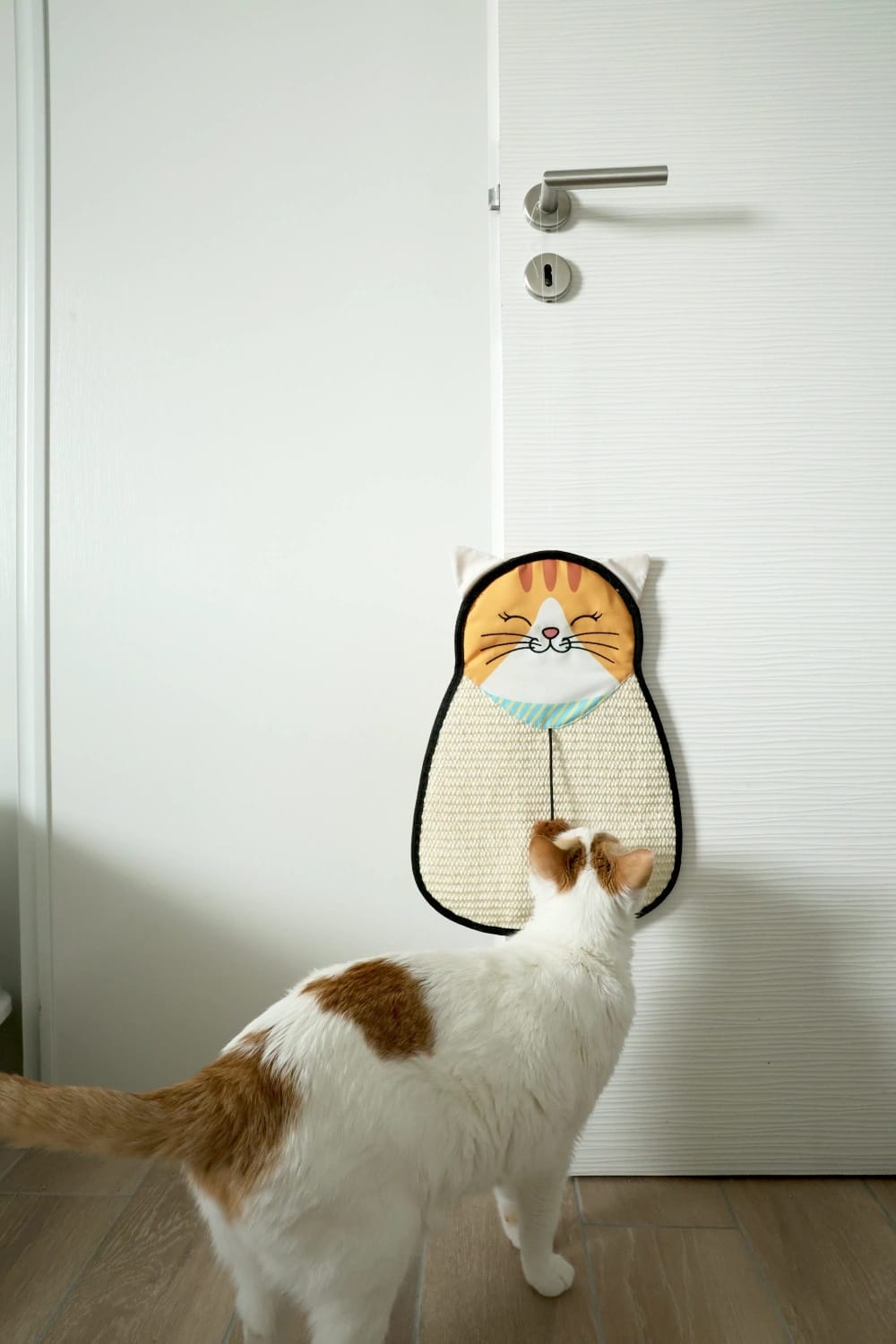 ZOLUX CHATOUILLE Hänge-Kratzbrett in Katzenform aus Sisal mit Spielzeug, 54 cm – Bild 2