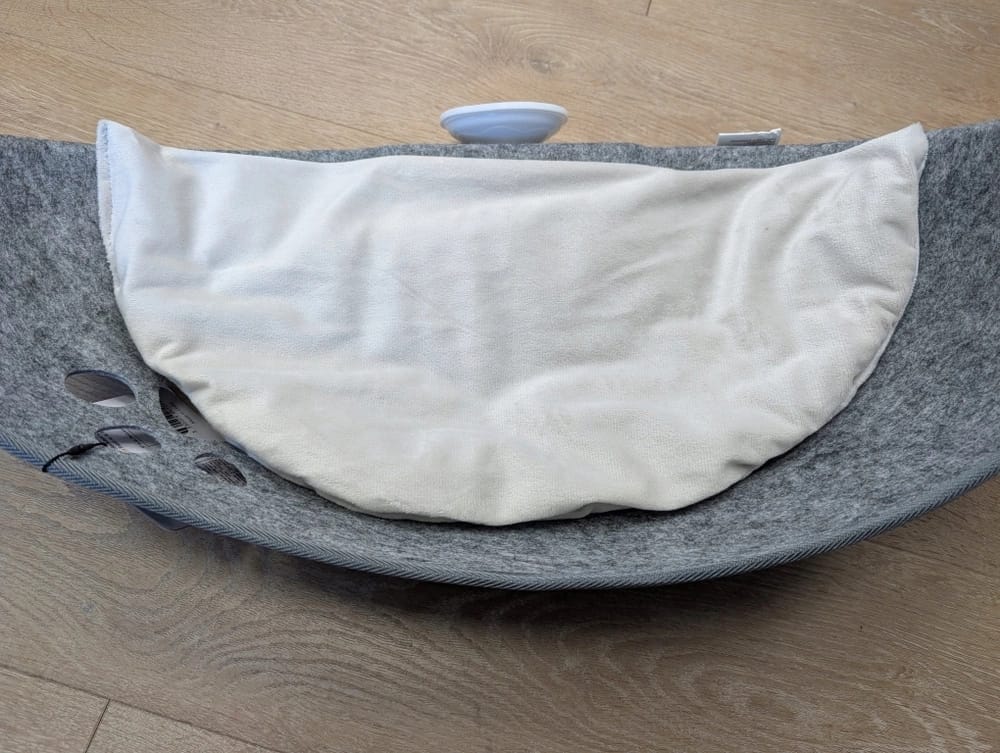 ZOLUX Fensterhängematte für Katzen JACK, grau, 70 x 23,5 x 23,5 cm – Bild 12